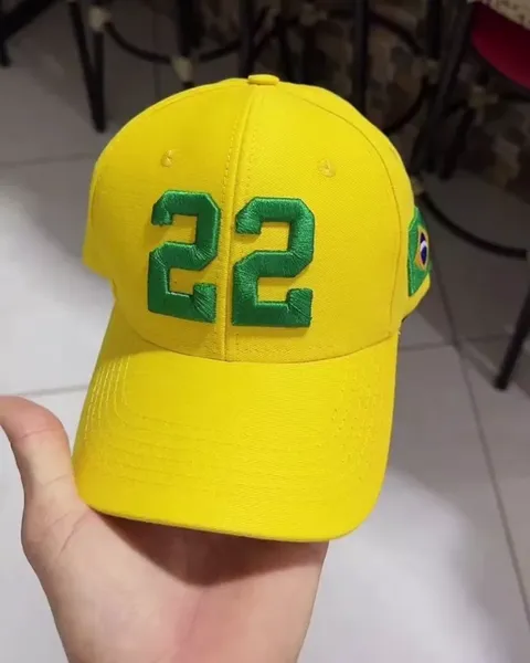 Marcos com o boné